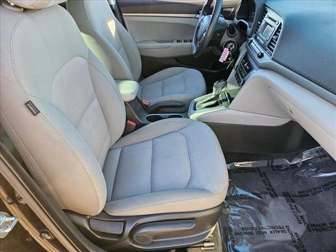 Used 2017 Hyundai Elantra SE image 18