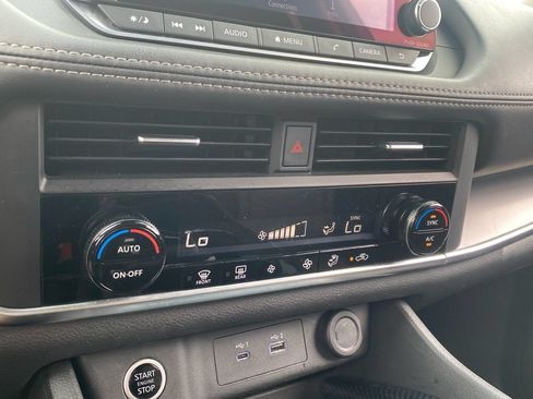 Used 2023 Nissan Rogue SV FWD image 16