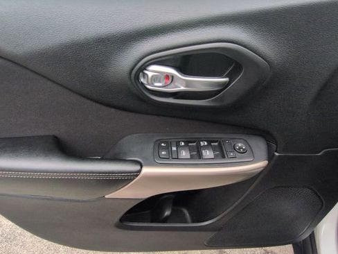 Used 2017 Jeep Cherokee Latitude w/ Safety/Convenience Group image 23