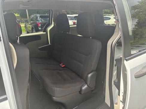 Used 2019 Dodge Grand Caravan SE FWD image 21