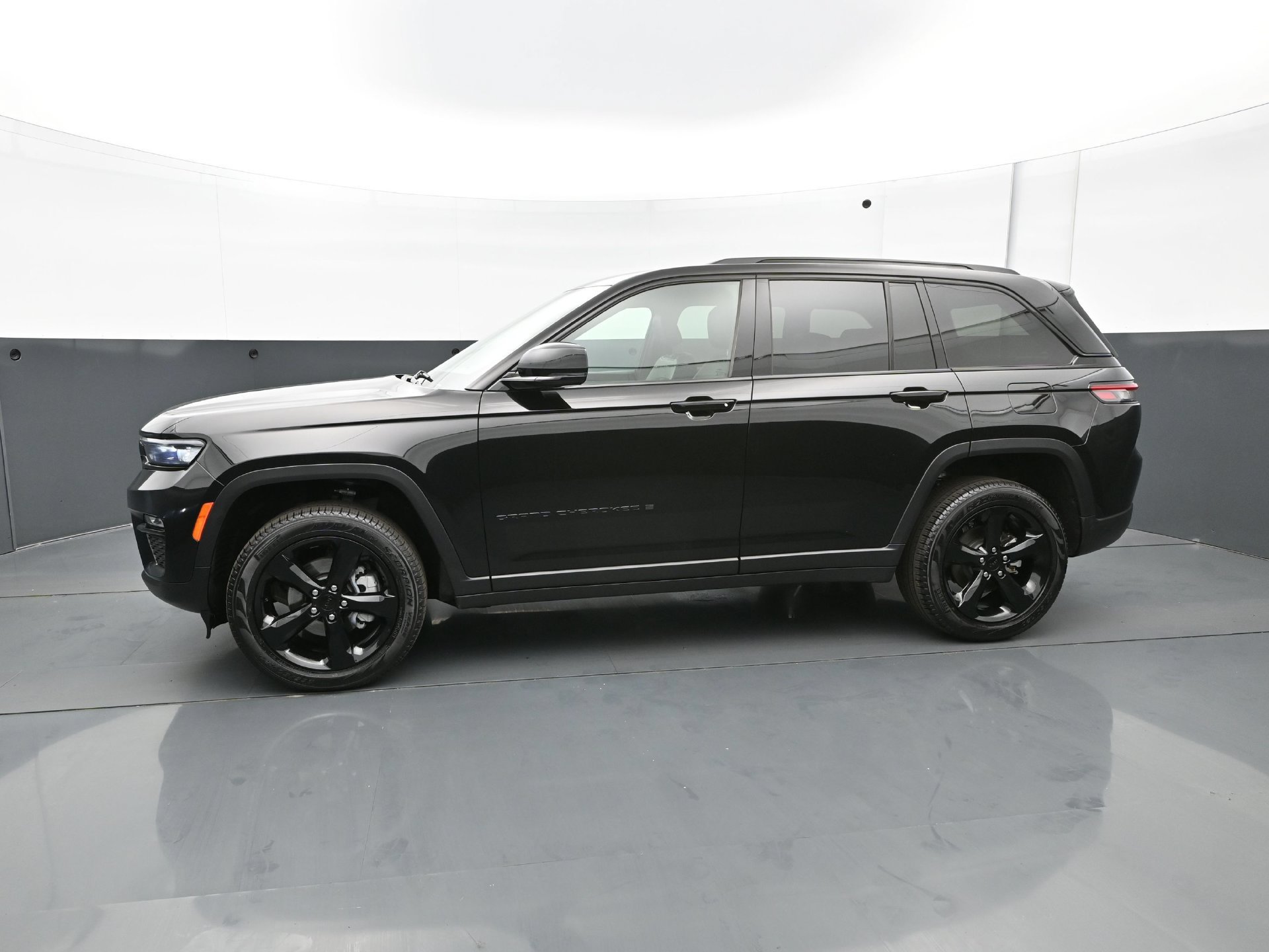 Used 2025 Jeep Grand Cherokee Limited w/ Black Appearance Package AWD/4WD image 3