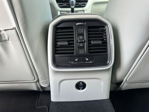 Used 2022 Porsche Macan image 39