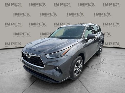Used 2022 Toyota Highlander XLE FWD image 1