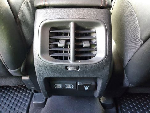 Used 2022 Jeep Cherokee Trailhawk image 12