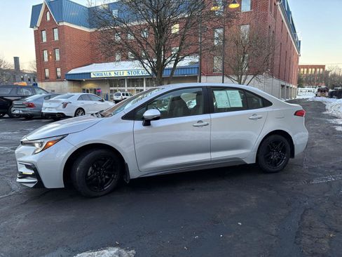 Used 2024 Toyota Corolla SE image 3