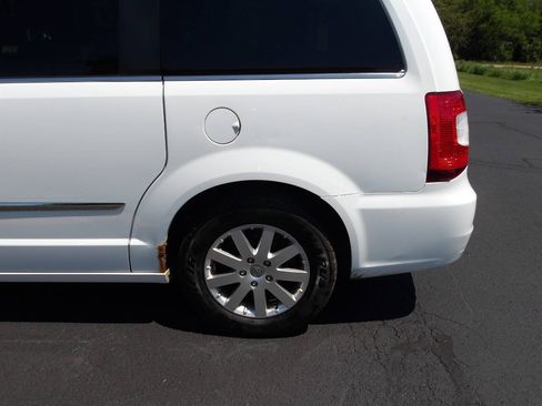 Used 2015 Chrysler Town & Country Touring FWD image 37
