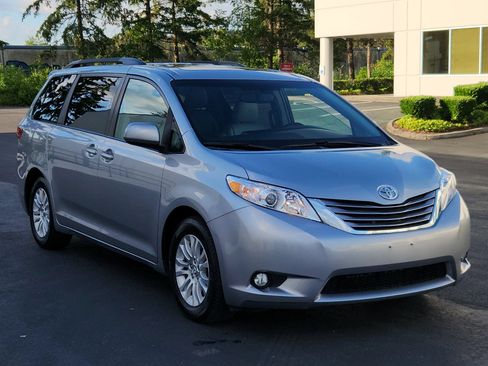 Used 2016 Toyota Sienna XLE w/ XLE Navigation Package FWD image 5
