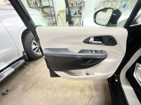 Used 2024 Chrysler Pacifica Touring-L image 13