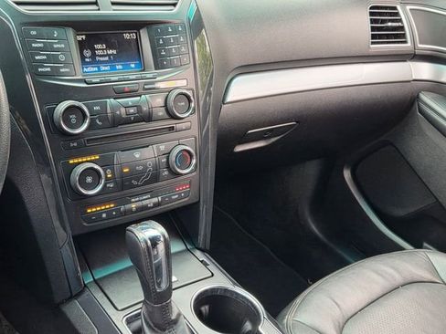 Used 2017 Ford Explorer XLT FWD image 28