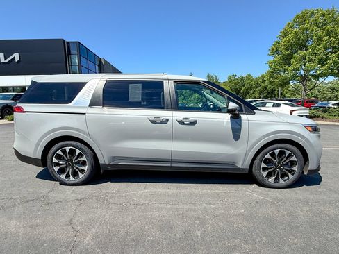 Used 2024 Kia Carnival EX FWD image 5