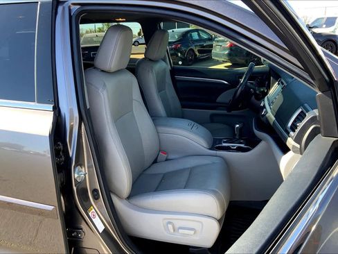 Used 2018 Toyota Highlander Limited image 9