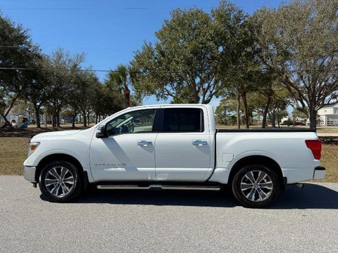 Used 2018 Nissan Titan SL image 3