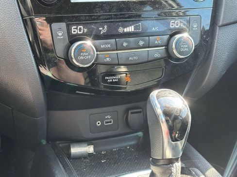 Used 2018 Nissan Rogue SV w/ Premium Package FWD image 11