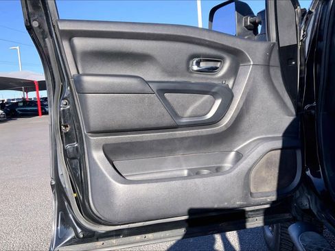 Used 2018 Nissan Titan SV w/ SV Convenience Package AWD/4WD image 22