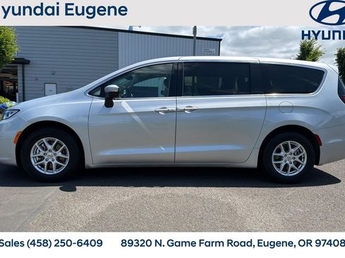 Used 2023 Chrysler Pacifica Touring-L FWD image 7