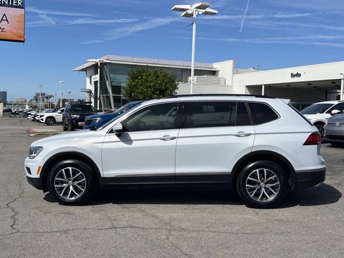 Used 2018 Volkswagen Tiguan SE w/ Panoramic Sunroof Package image 2