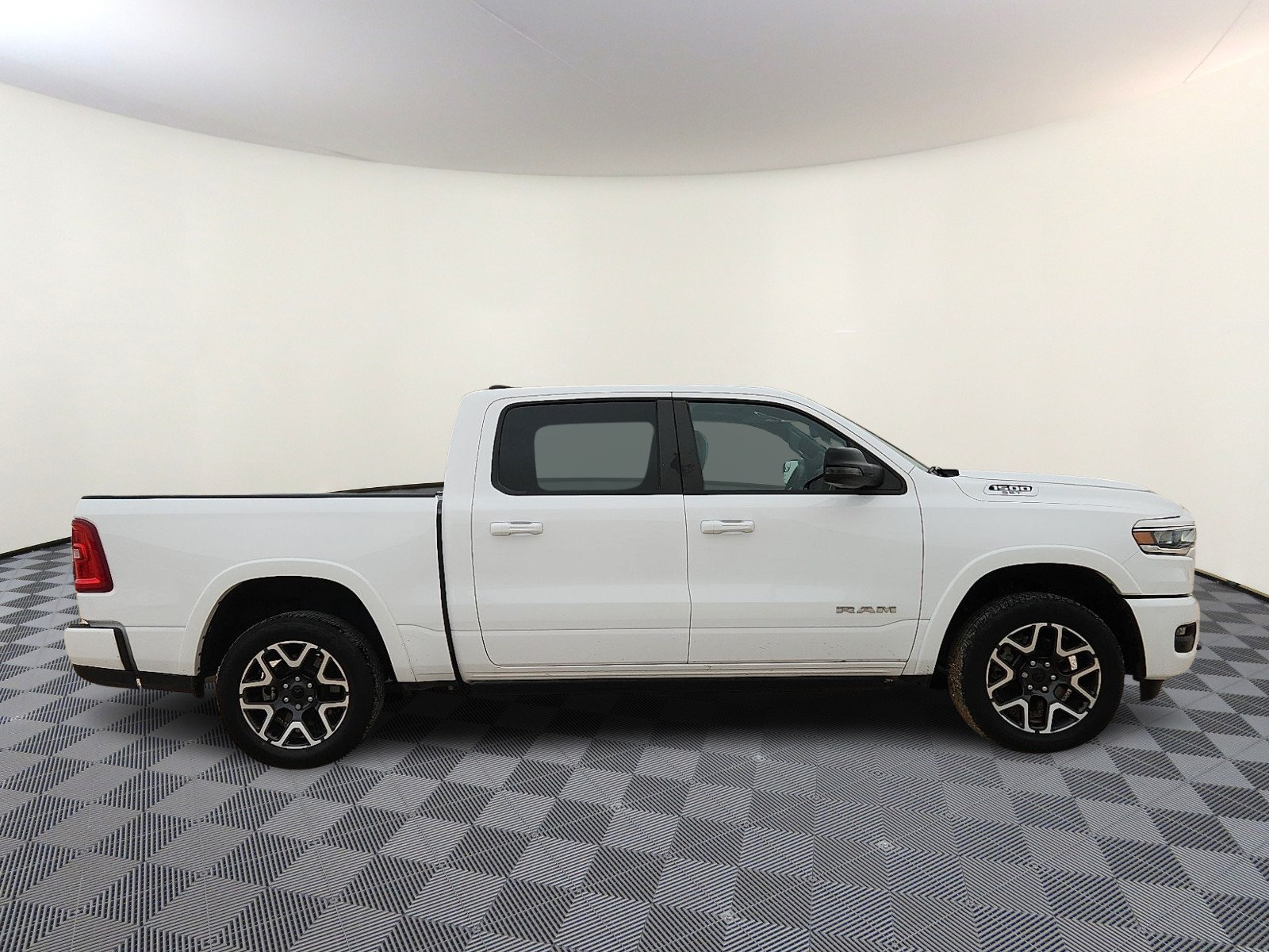 Used 2025 RAM 1500 Laramie AWD/4WD image 5