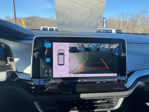 Used 2025 Volkswagen Atlas Cross Sport SE image 18