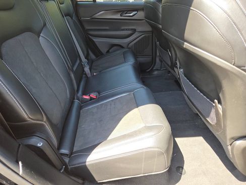 Used 2023 Jeep Grand Cherokee Altitude RWD image 18