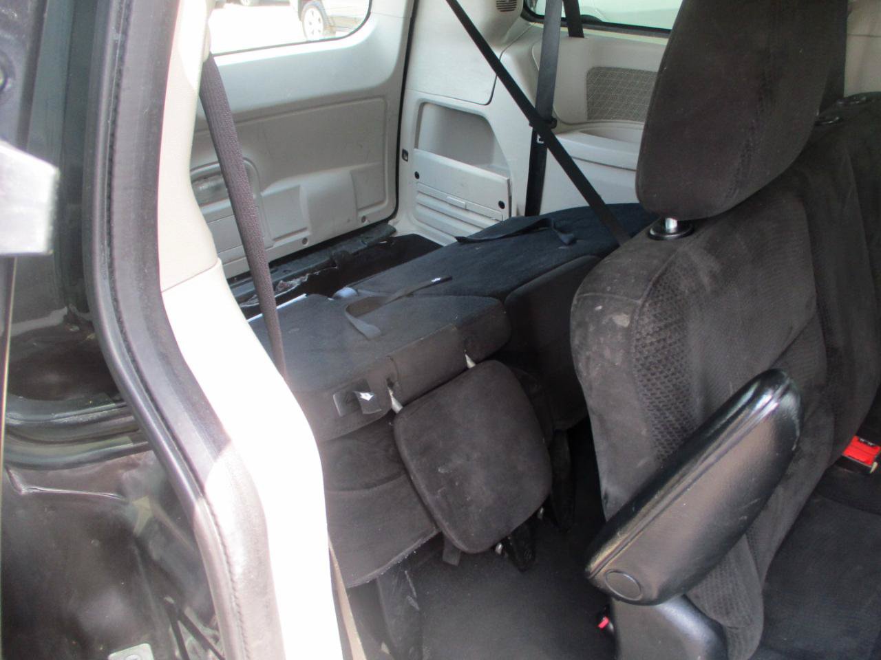 Used 2016 Dodge Grand Caravan American Value Package w/ UConnect Hands-Free Group FWD image 10