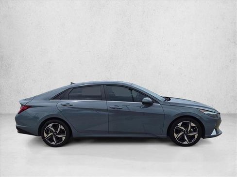 Used 2022 Hyundai Elantra SEL w/ Convenience + Premium Package FWD image 4