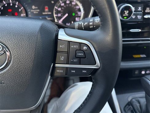 Used 2023 Toyota Highlander XLE image 30