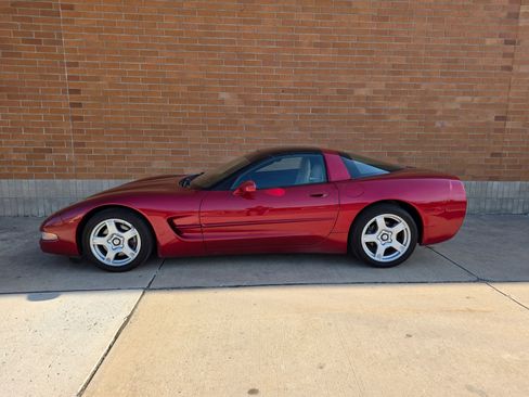 Used 1999 Chevrolet Corvette Coupe w/ Memory Pkg RWD image 7