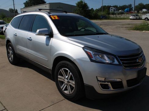 Used 2017 Chevrolet Traverse LT AWD/4WD image 4