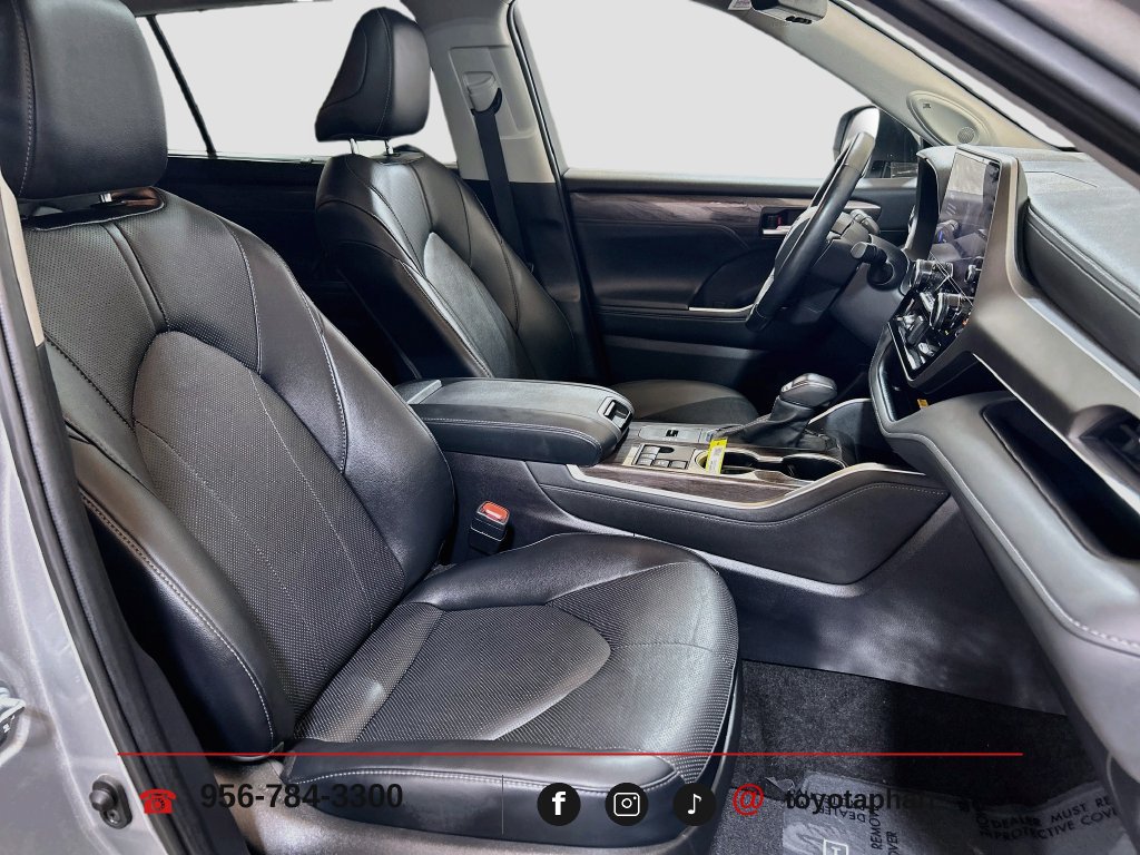 Used 2024 Toyota Highlander Limited FWD image 29