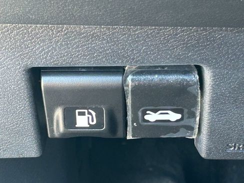 Used 2025 Nissan Versa SV FWD image 23