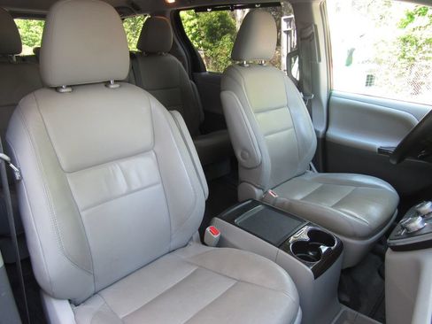 Used 2015 Toyota Sienna XLE Premium FWD image 20