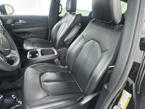 Used 2025 Chrysler Pacifica Select FWD image 10