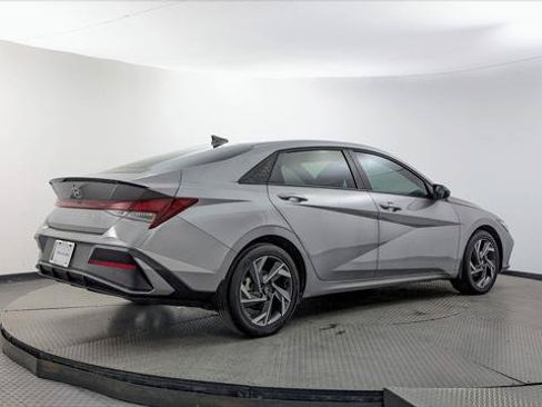 Used 2025 Hyundai Elantra Sport FWD image 8