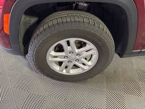 Used 2025 Jeep Grand Cherokee Laredo AWD/4WD image 39