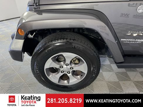 Used 2018 Jeep Wrangler Unlimited Sahara w/ Connectivity Group AWD/4WD image 29