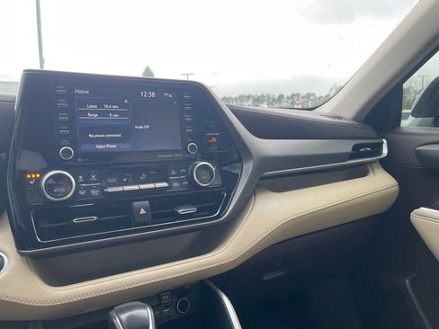 Used 2020 Toyota Highlander XLE AWD/4WD image 35