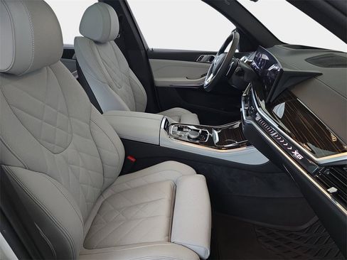 Used 2025 BMW X5 xDrive40i w/ Parking Assistance Package image 11