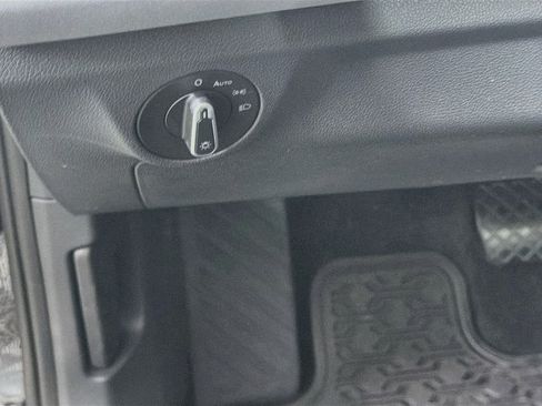 Used 2025 Volkswagen Jetta SE FWD image 16