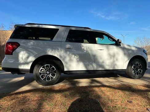 Used 2024 Ford Expedition Max XLT image 5