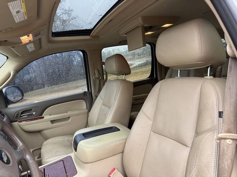 Used 2011 Chevrolet Suburban LTZ image 9