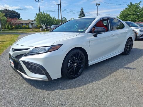 Used 2022 Toyota Camry XSE FWD image 3