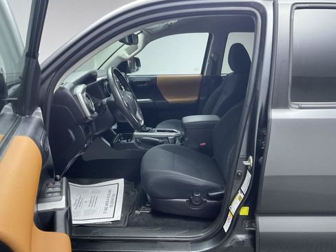 Used 2019 Toyota Tacoma SR5 AWD/4WD image 12