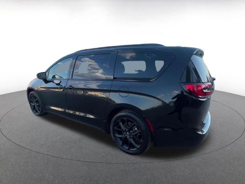 Used 2025 Chrysler Pacifica Limited image 10