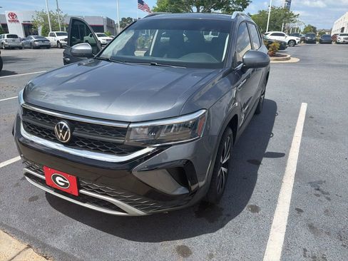 Used 2022 Volkswagen Taos SE image 1