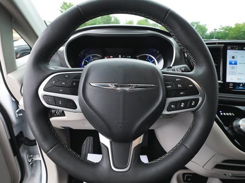 Used 2024 Chrysler Pacifica Limited FWD image 17