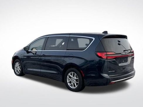 Used 2024 Chrysler Pacifica Touring-L image 8