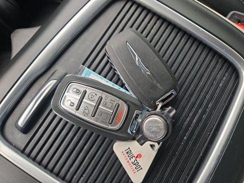 Used 2023 Chrysler Pacifica Touring-L image 33