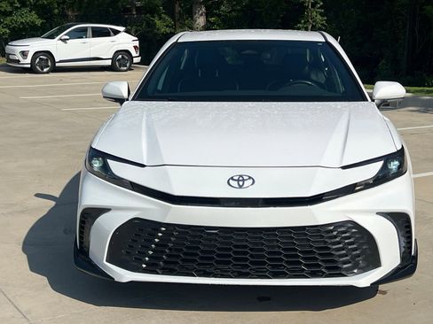 Used 2025 Toyota Camry SE FWD image 2
