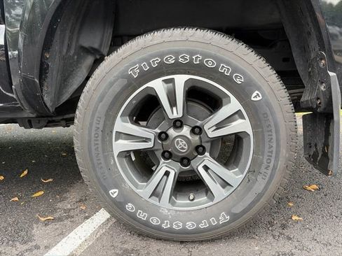 Used 2017 Toyota Tacoma TRD Sport w/ Tow Package AWD/4WD image 10