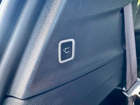 Used 2025 Chrysler Voyager LX FWD image 13